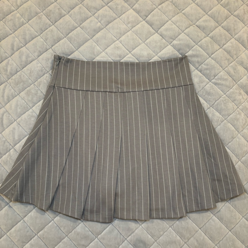 FOREVER 21 Grey Pleated Mini Skirt